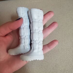 Moxie Teenz Fashion Pack Outfit MGA Winter Brrrr!! WHITE BOOTS